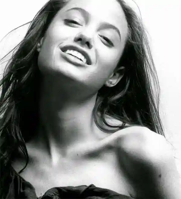 Первая фотосессия Анджелины Джоли в 15 лет