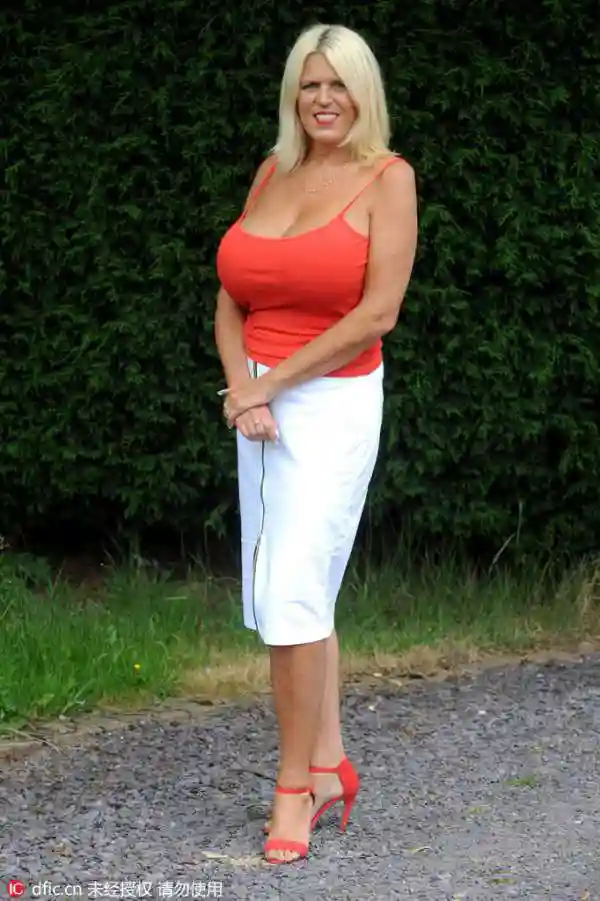 Шэрон Перкинс — 50-летняя женщина с самой большой грудью в Великобритании