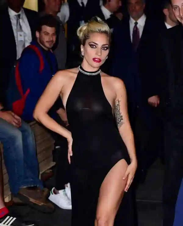 Леди Гага появилась на публике в прозрачном платье