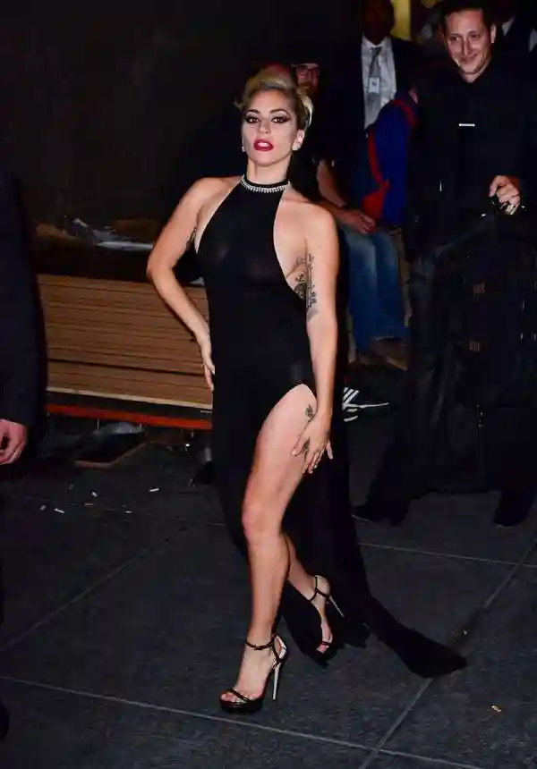 Леди Гага появилась на публике в прозрачном платье
