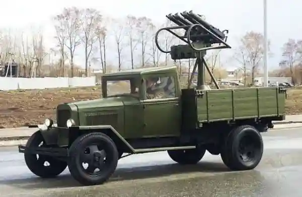 Зенитно-пулеметная установка в кузове грузовика ГАЗ-АА