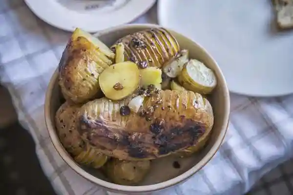 Рецепт картофеля гриль с чесноком и виноградом