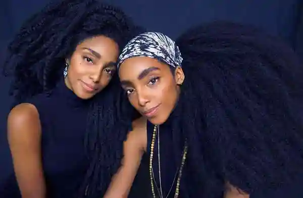 Сестры-близняшки, прославившиеся благодаря своим невероятным шевелюрам