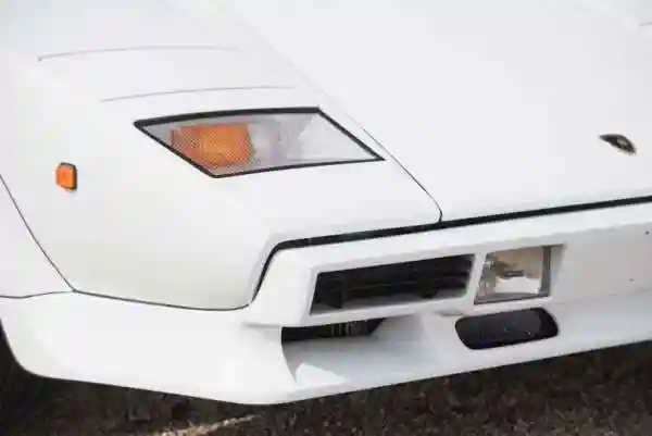 Lamborghini Countach 1987 с интерьером из натурального золота