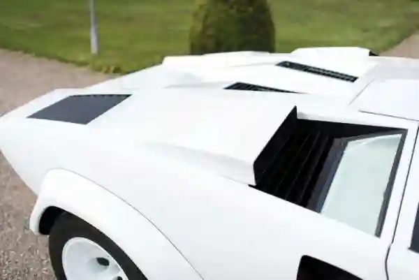 Lamborghini Countach 1987 с интерьером из натурального золота