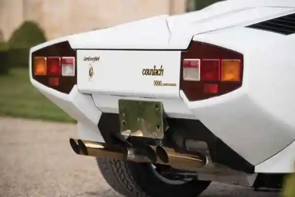 Lamborghini Countach 1987 с интерьером из натурального золота