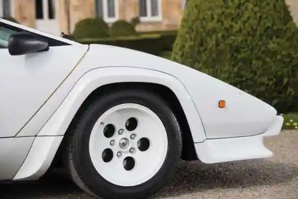 Lamborghini Countach 1987 с интерьером из натурального золота