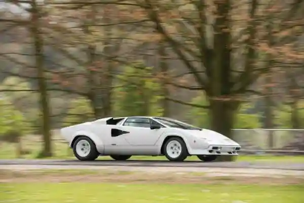 Lamborghini Countach 1987 с интерьером из натурального золота