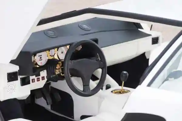 Lamborghini Countach 1987 с интерьером из натурального золота