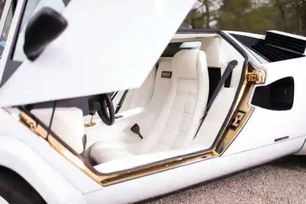 Lamborghini Countach 1987 с интерьером из натурального золота