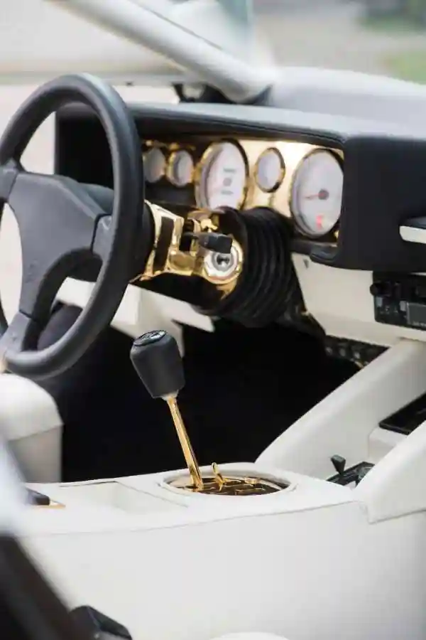 Lamborghini Countach 1987 с интерьером из натурального золота