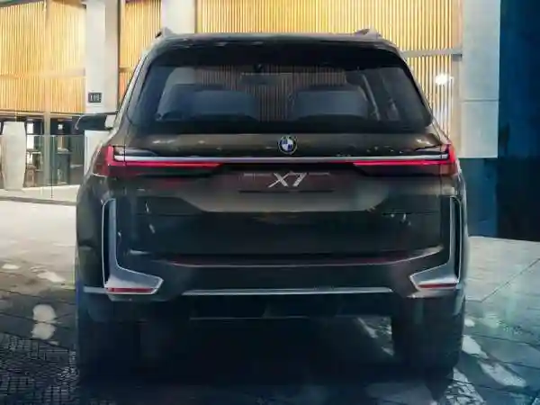 Облик BMW X7 стал известен раньше премьеры