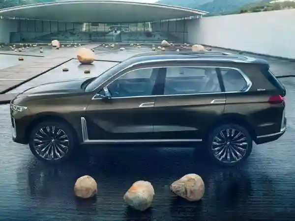 Облик BMW X7 стал известен раньше премьеры