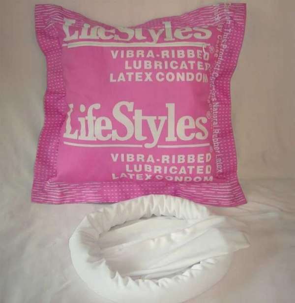 Подушка и спальный мешок в виде презерватива 