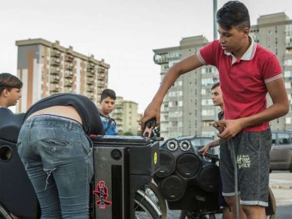Подростки-меломаны на велосипедах из итальянского Палермо 
