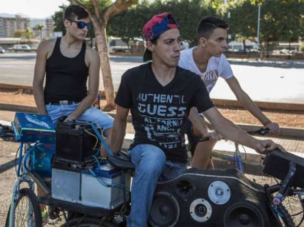 Подростки-меломаны на велосипедах из итальянского Палермо 