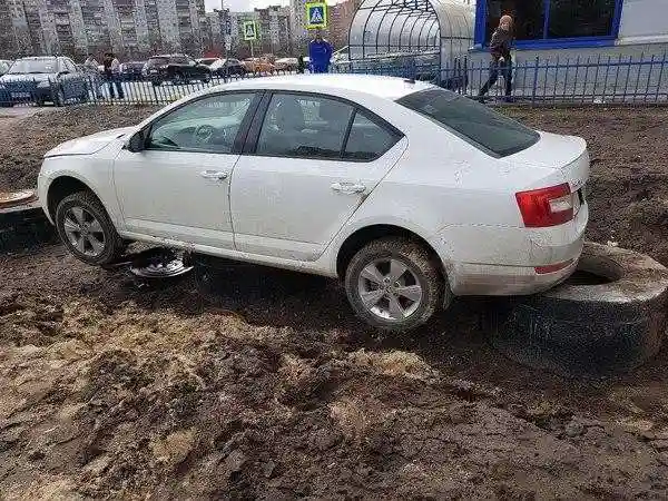 Памятник любителю парковаться на газоне