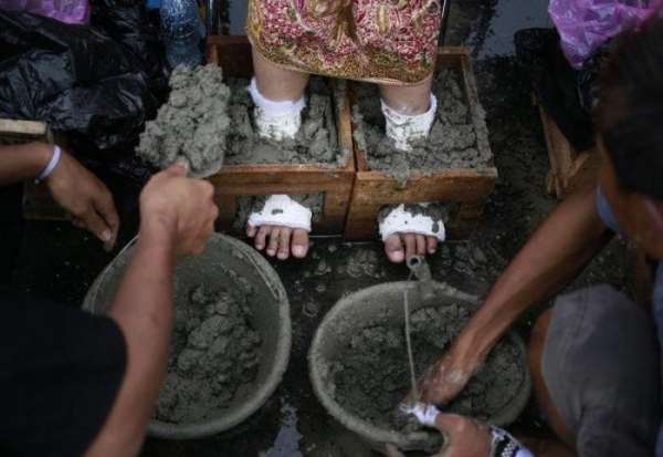 Индонезийские фермеры зацементировали себе ноги 
