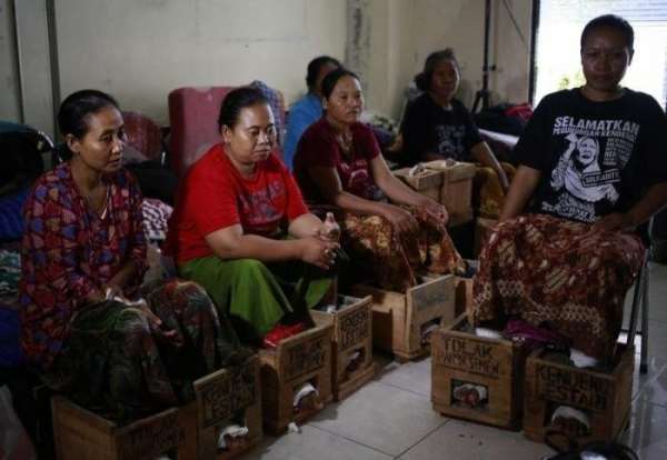 Индонезийские фермеры зацементировали себе ноги 
