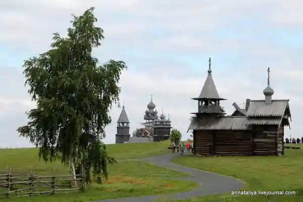 Кижи. Разобранная церковь из списка ЮНЕСКО