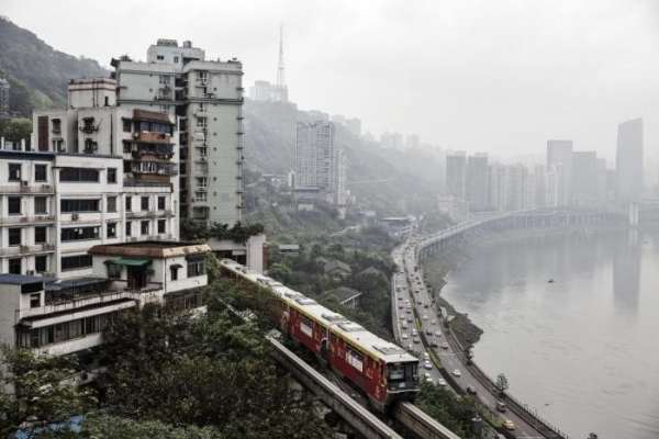 Поезд проходит через центр 19-этажного жилого дома в Китае 