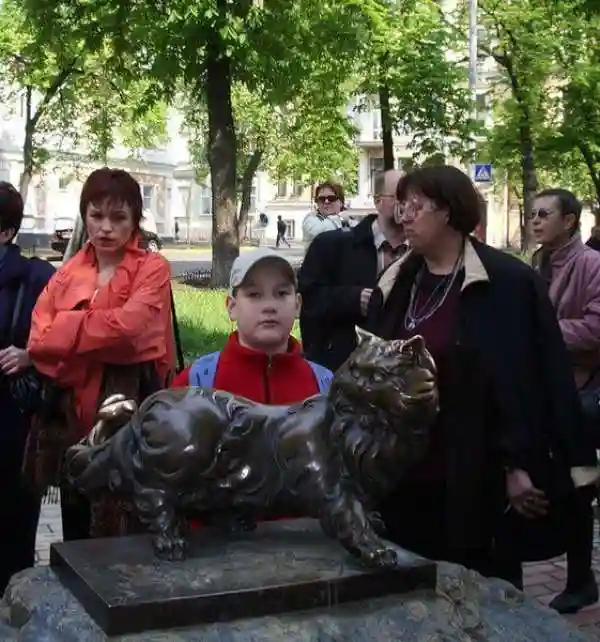 Скульптуры и памятники кошкам со всего мира