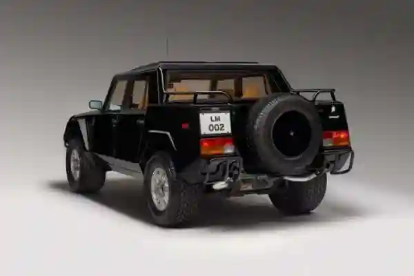 Lamborghini LM002 - кирпич с 12-ю цилиндрами