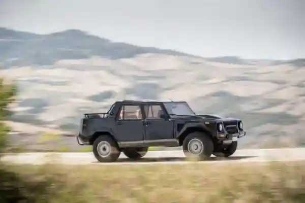 Lamborghini LM002 - кирпич с 12-ю цилиндрами