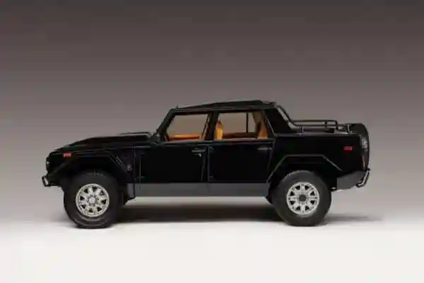 Lamborghini LM002 - кирпич с 12-ю цилиндрами