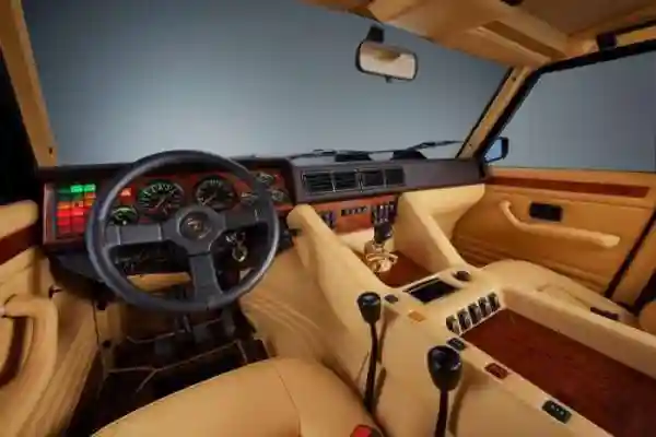 Lamborghini LM002 - кирпич с 12-ю цилиндрами