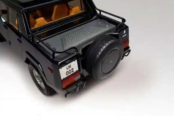 Lamborghini LM002 - кирпич с 12-ю цилиндрами