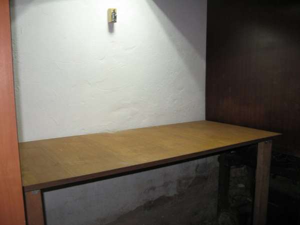 Откидной компактный стол в гараж из хлама