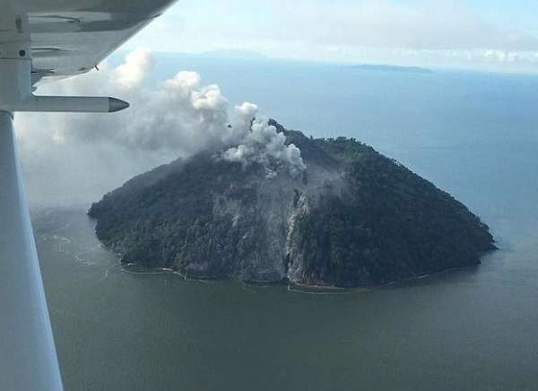 Проснувшийся вулкан заставил эвакуироваться жителей целого острова