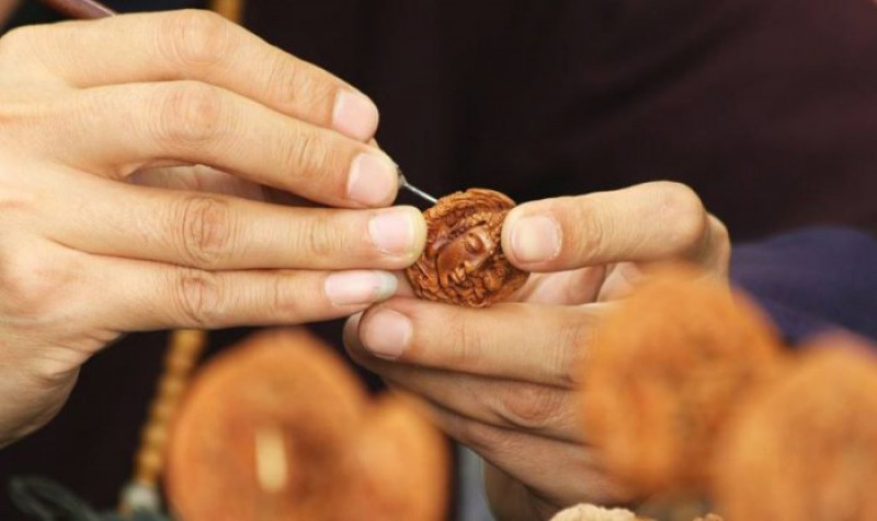 Резьба на скорлупе грецкого ореха от китайского мастера