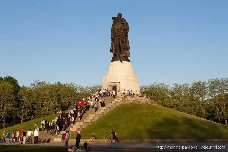 Скульптура «Родина-мать зовёт!»