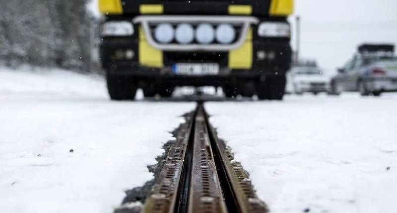 В Швеции открыли первую дорогу, которая заряжает электромобили на ходу