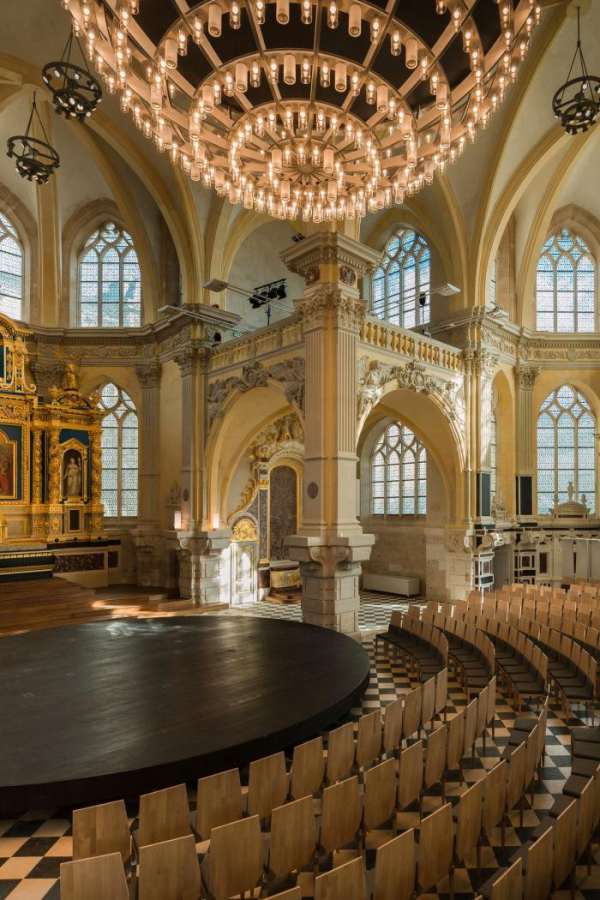 Концертный зал в капелле XVII века во Франции 