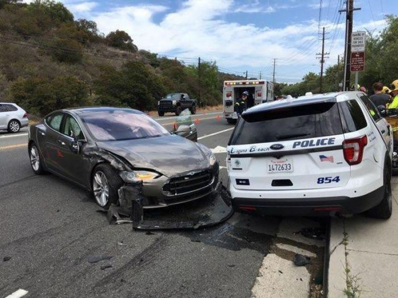 Tesla на автопилоте врезалась в полицейский автомобиль 