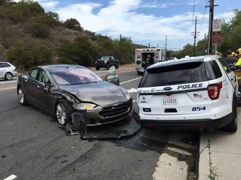 Tesla на автопилоте врезалась в полицейский автомобиль