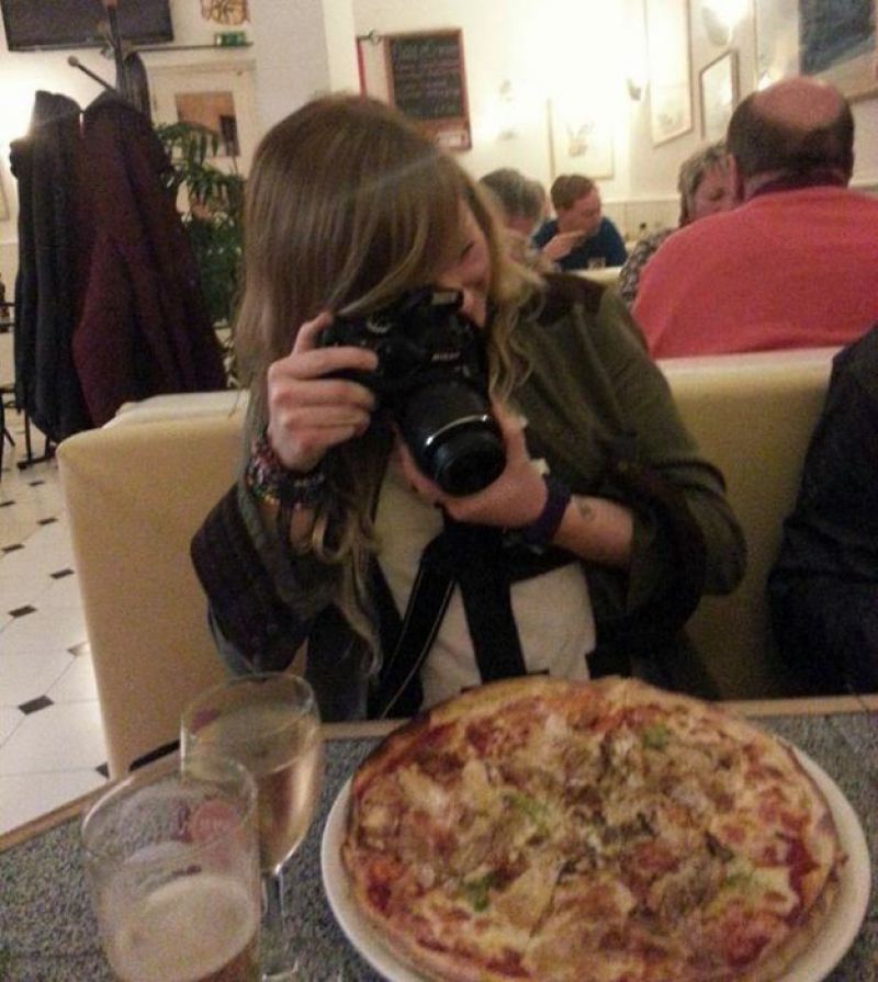 Люди, фотографирующие еду 