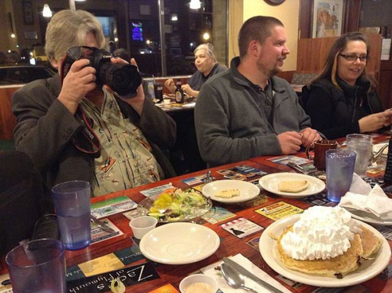 Люди, фотографирующие еду 