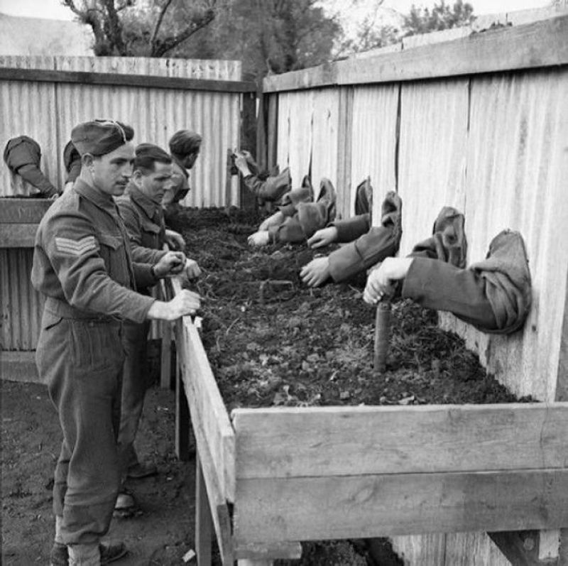Обучение саперов. Бойцам предлагали вслепую обезвредить взрывчатое устройство, чтобы они могли с легкостью работать ночью, Великобритания, 1940-е. история, факты, фото.