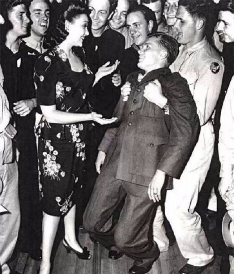 Популярная актриса Линда Дарнелл приглашает солдата на танец. У бедолаги от счастья прямо подкосились ноги, 1940-е история, факты, фото.