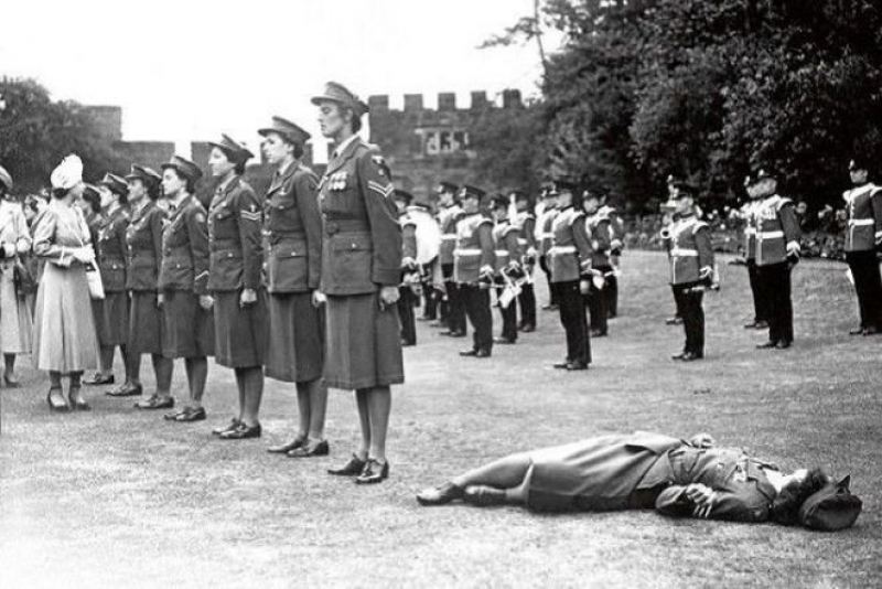 Юная леди из почетного женского королевского армейского корпуса потеряла сознание от жары во время встречи с принцессой Елизаветой, Шрусбери, Англия, 6 июля 1949 года. история, факты, фото.