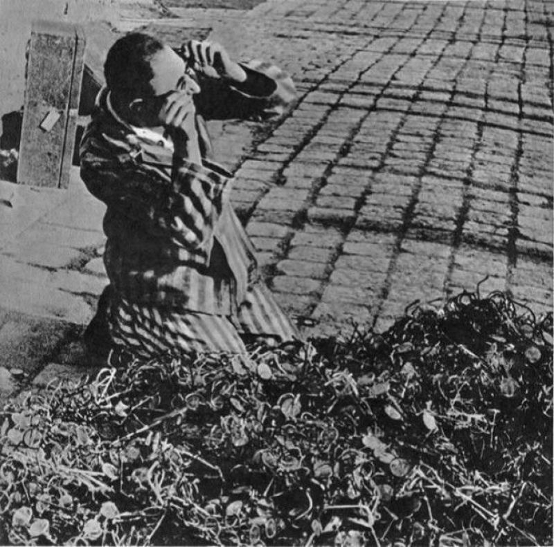 Бывший узник концлагеря Освенцим подбирает себе очки, 1945 год. история, факты, фото.