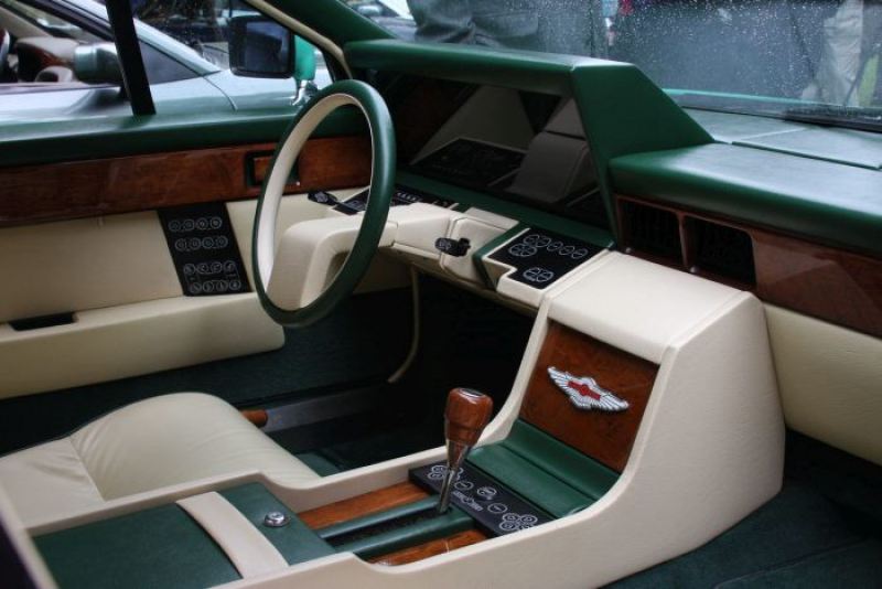 Салон уникального Aston Martin напоминает кабину самолета 
