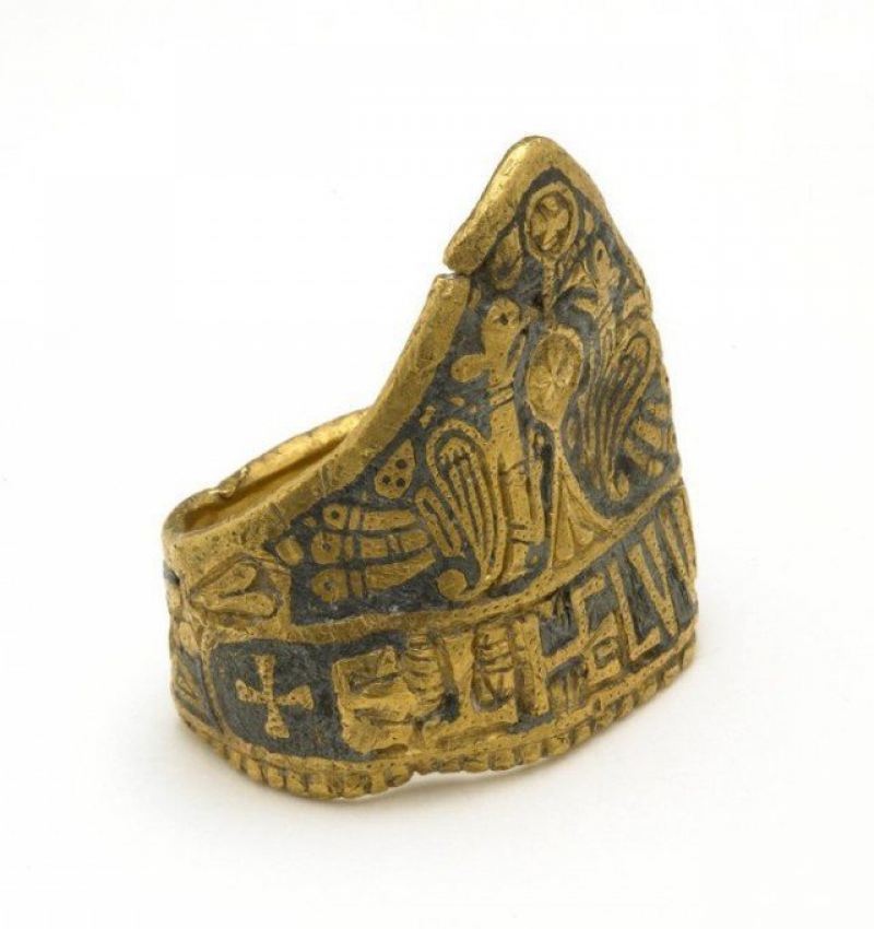 А вот это его кольцо. Оно настоящее - и подписано его именем! Найдено в 1790 году.   Хранится в Британском музее. Надпись на латыни - 'Æthelwulf Rex' (король Этельвульф). Дата изготовления 828-858 г.  интересно, история, мумии, наука, скелеты