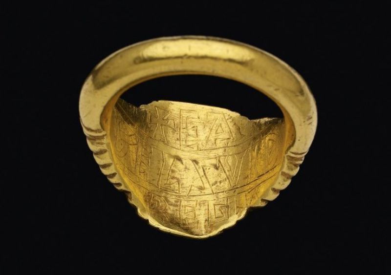 Откуда это известно? По надписи на внутренней стороне кольца . интересно, история, мумии, наука, скелеты