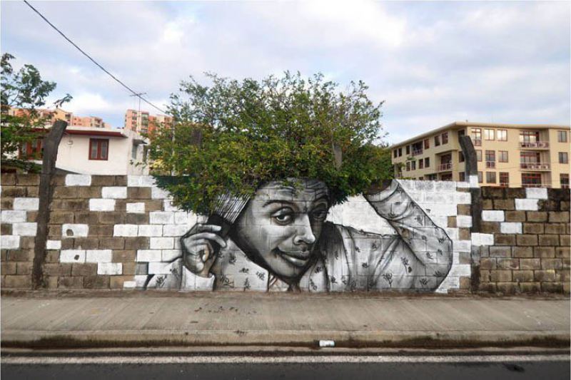Стрит арт совмещенный с деревьями креатив, креатив на улице, стрит-арт