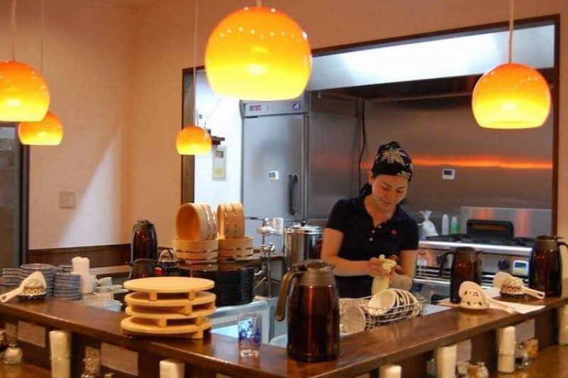 В Токио открылся ресторан, где можно пообедать, отработав смену на кухне в мире, еда, кухня, ресторан, смена, токио